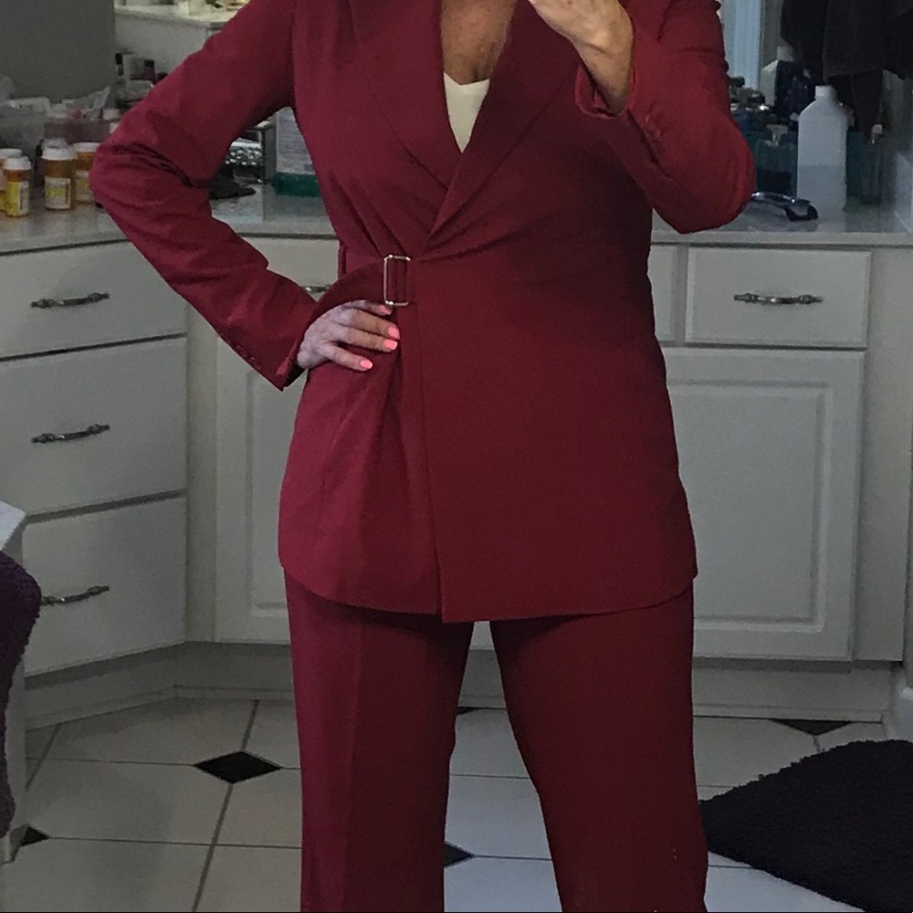 Red 2 piece pants suit - Picture 7 of 7